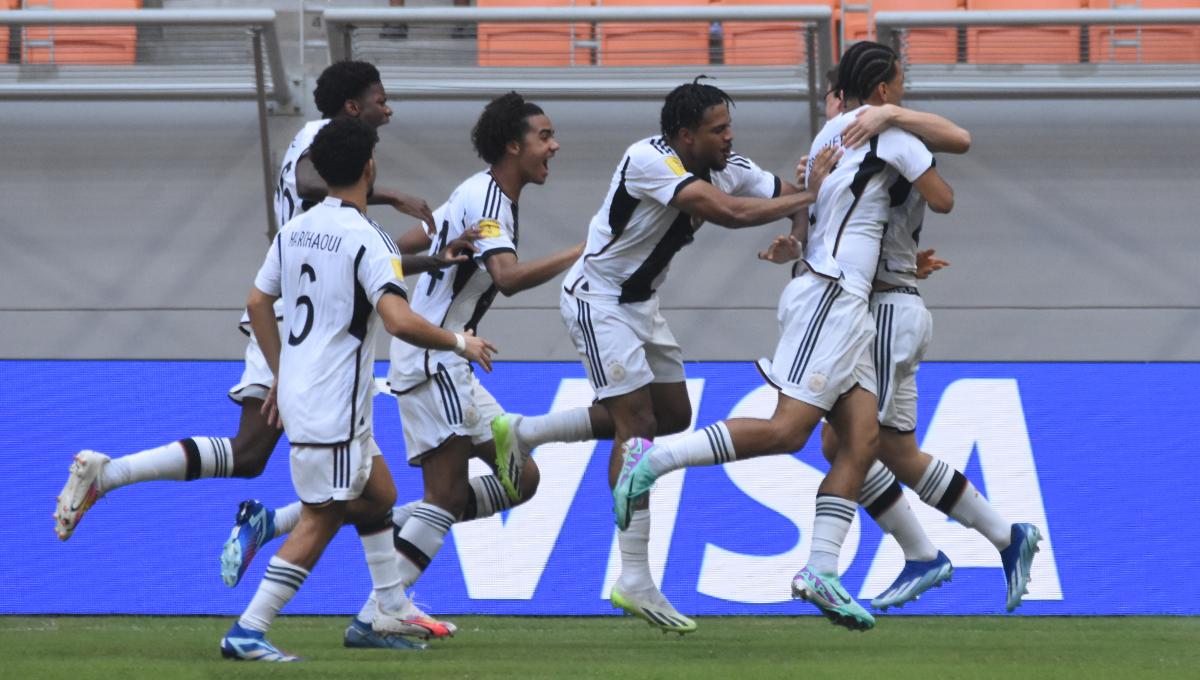 Selebrasi para pemain Jerman usai Noah Darvich mencetak gol ke gawang Venezuela pada laga ketiga fase grup F Piala Dunia U-17 2023 di Stadion JIS, Sabtu (18/11/23).