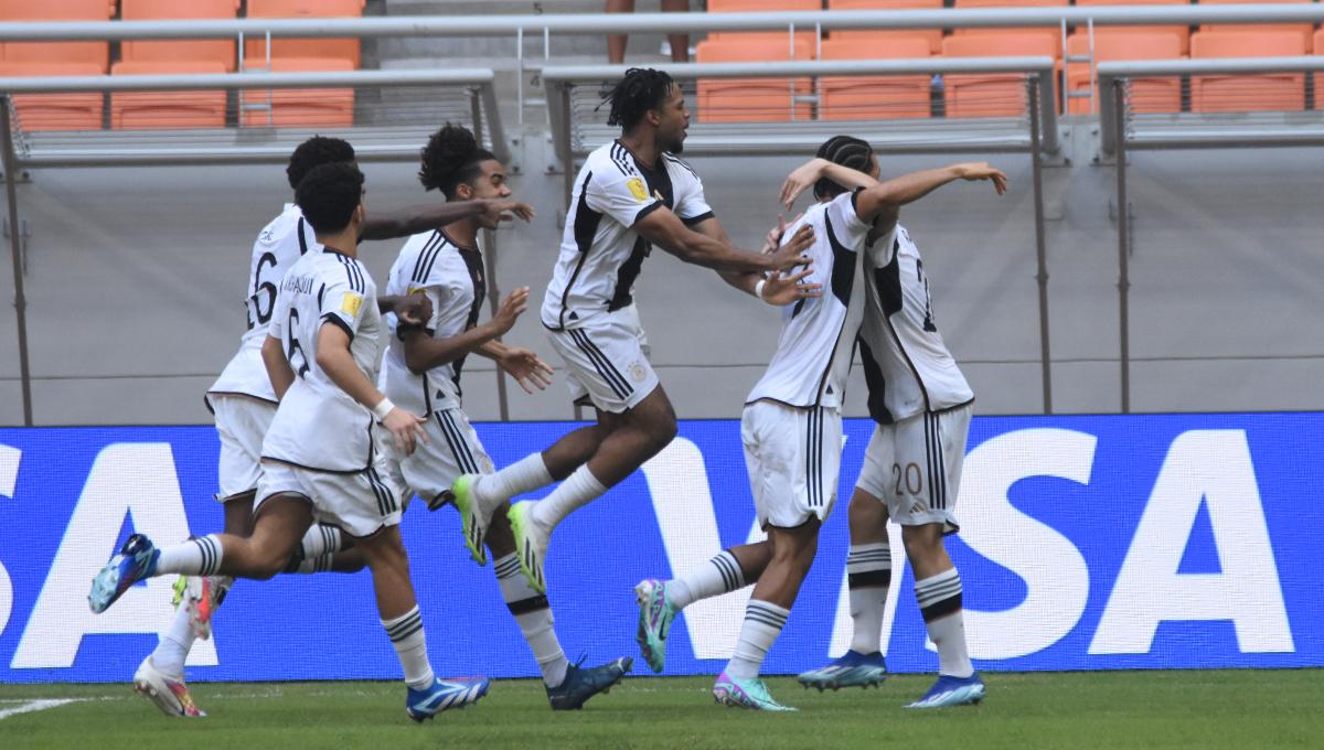 Selebrasi para pemain Jerman usai Noah Darvich mencetak gol ke gawang Venezuela pada laga ketiga fase grup F Piala Dunia U-17 2023 di Stadion JIS, Sabtu (18/11/23).