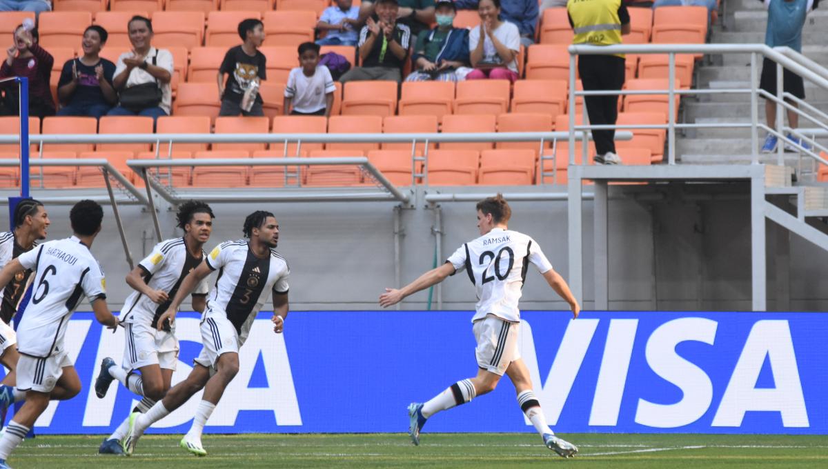 Selebrasi pemain Jerman, Noah Darvich usai mencetak gol ke gawang Venezuela pada laga ketiga fase grup F Piala Dunia U-17 2023 di Stadion JIS, Sabtu (18/11/23).