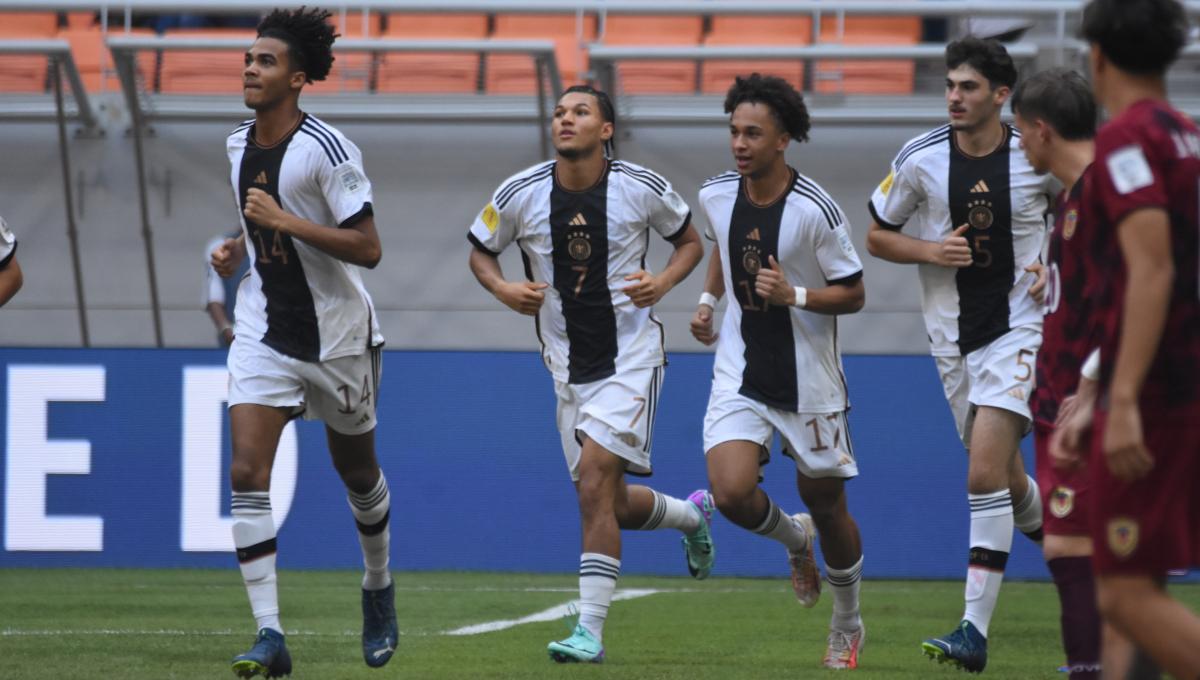 Selebrasi para pemain Jerman usai Noah Darvich mencetak gol ke gawang Venezuela pada laga ketiga fase grup F Piala Dunia U-17 2023 di Stadion JIS, Sabtu (18/11/23).