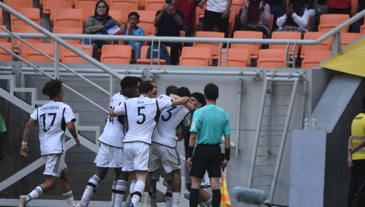 Selebrasi para pemain Jerman usai Noah Darvich mencetak gol ke gawang Venezuela pada laga ketiga fase grup F Piala Dunia U-17 2023 di Stadion JIS, Sabtu (18/11/23).