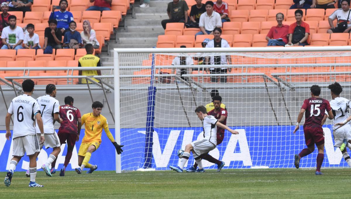 Proses terjadinya gol Jerman ke gawang Venezuela lewat kaki Noah Darvich pada laga ketiga fase grup F Piala Dunia U-17 2023 di Stadion JIS, Sabtu (18/11/23).