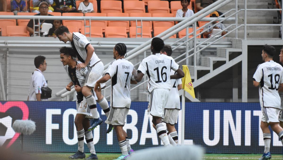 Selebrasi para pemain Jerman usai mencetak gol ketiga ke gawang Venezuela pada laga ketiga fase grup F Piala Dunia U-17 2023 di Stadion JIS, Sabtu (18/11/23).