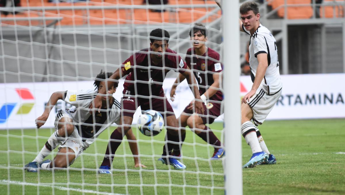 Proses gol ketiga Jerman ke gawang Venezuela pada laga ketiga fase grup F Piala Dunia U-17 2023 di Stadion JIS, Sabtu (18/11/23).