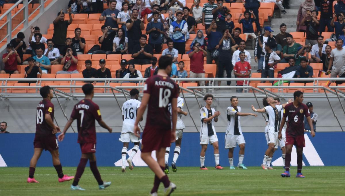 Selebrasi para pemain Jerman mencetak gol kedua ke  gawang Venezuela yang dicetak oleh Eric Da Silva Moreira pada laga ketiga fase grup F Piala Dunia U-17 2023 di Stadion JIS, Sabtu (18/11/23).