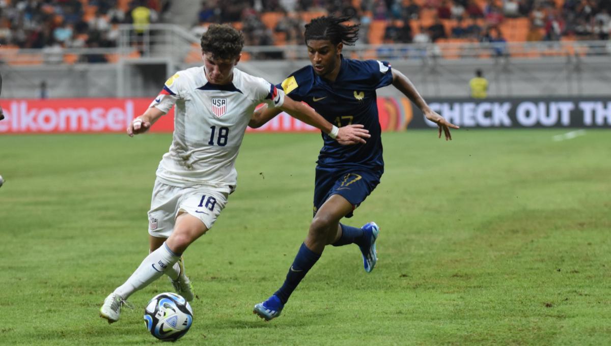 Perebutan bola antara pemain Amerika Serikat, Aiden Harangi dengan pemain Prancis, Tidiane Diallo pada laga ketiga fase grup E Piala Dunia U-17 2023 di Stadion JIS, Sabtu (18/11/23).