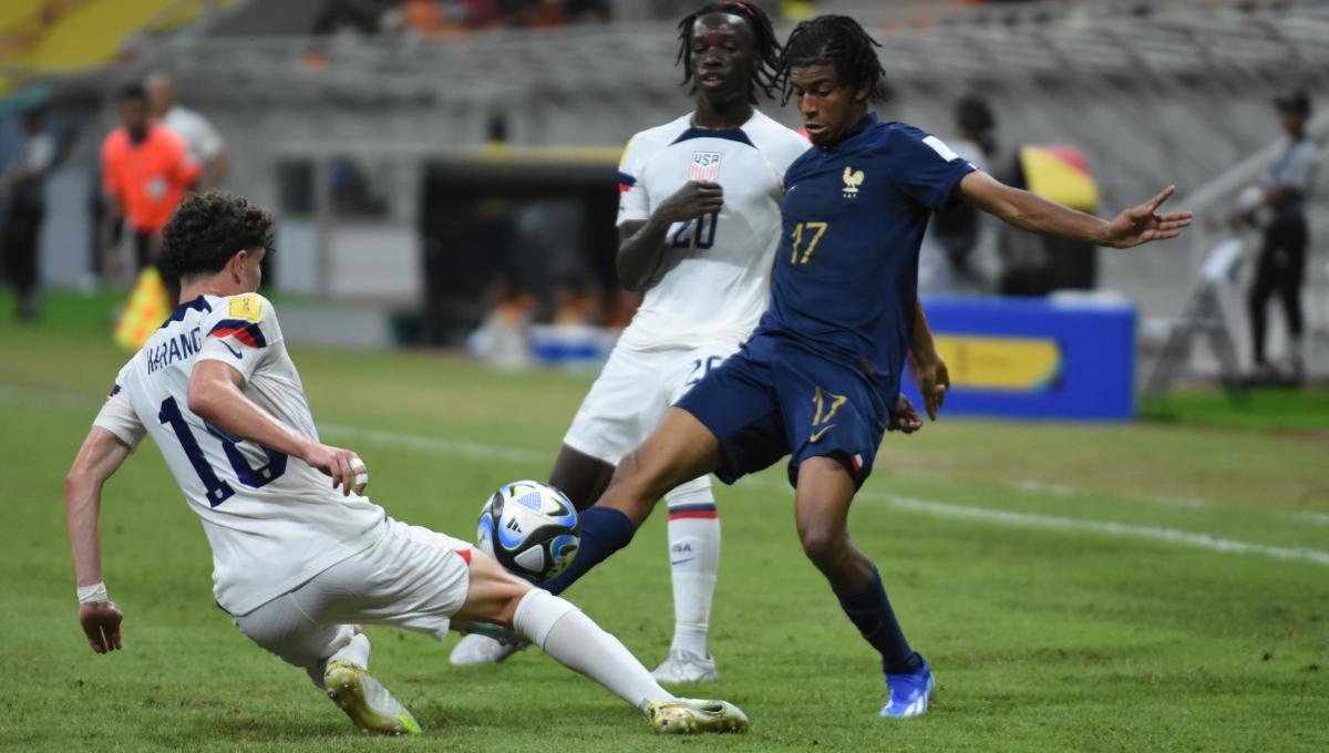 Pemain Amerika Serikat, Aiden Harangi mencoba mengambil bola dari pemain Prancis, Tidiane Diallo pada laga ketiga fase grup E Piala Dunia U-17 2023 di Stadion JIS, Sabtu (18/11/23).