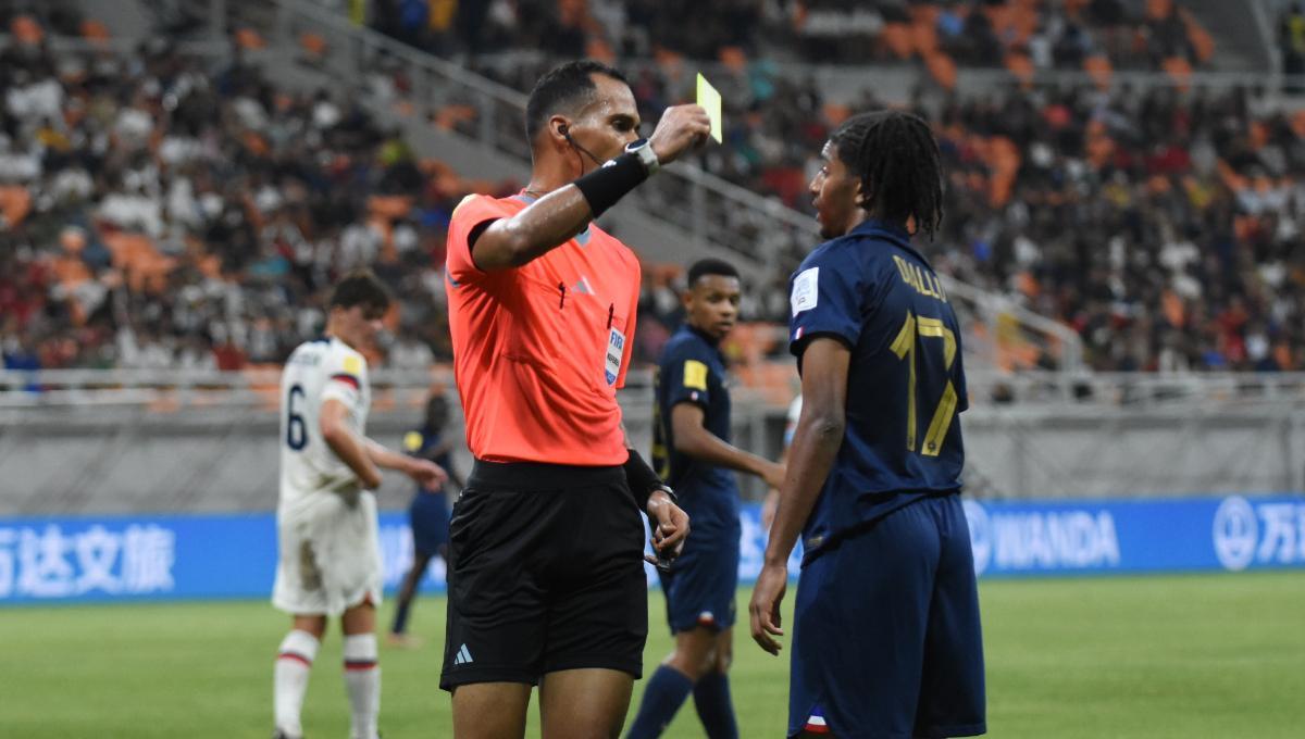 Wasit memberikan kartu kuning kepada pemain Prancis, Tidiane Diallo karena dianggap diving pada laga ketiga fase grup E Piala Dunia U-17 2023 melawan Amerika Serikat di Stadion JIS, Sabtu (18/11/23).