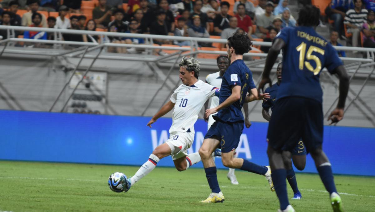 Kapten Amerika Serikat mencoba melakukan tembakan ke gawang Prancis pada laga ketiga fase grup E Piala Dunia U-17 2023 di Stadion JIS, Sabtu (18/11/23).