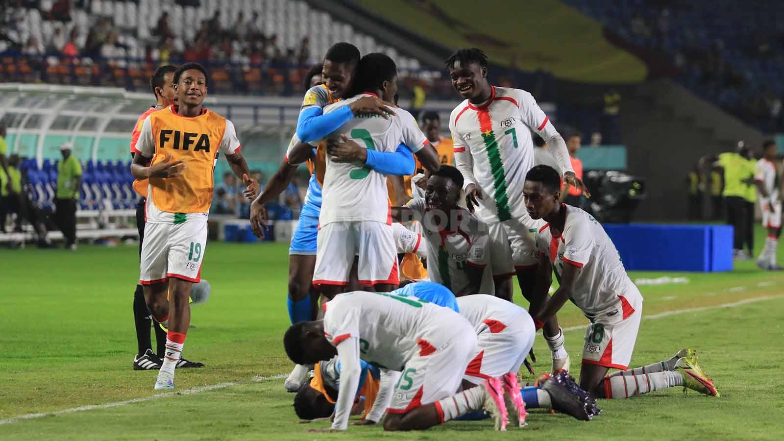 Pemain Burkina Faso U-17 merayakan gol Aboubacar Camara ke gawang Korea Selatan U-17, pada pertandingan terakhir Grup E Piala Dunia U-17 2023 di Stadion Si Jalak Harupat, Kabupaten Bandung, Sabtu (18/11/23). (Foto: Arif Rahman/INDOSPORT)
