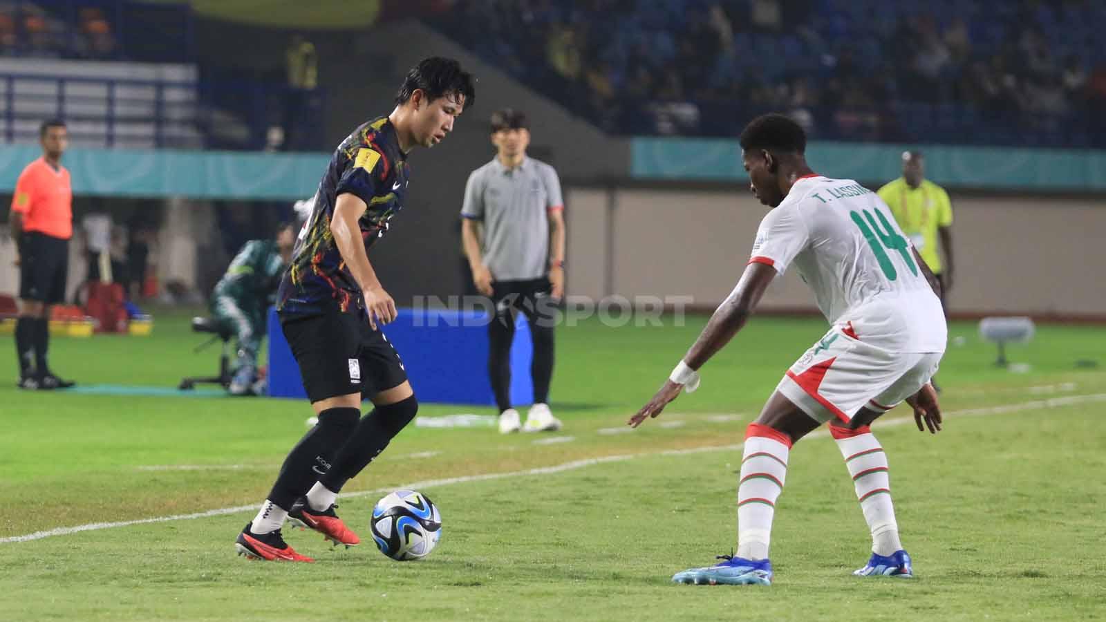 Bek Korea Selatan U-17, Lee Changwoo  menguasai bola saat  menghadapi pemain Burkina Faso U-17 pada pertandingan terakhir Grup E Piala Dunia U-17 2023 di Stadion Si Jalak Harupat, Kabupaten Bandung, Sabtu (18/11/23). Arif Rahman/INDOSPORT