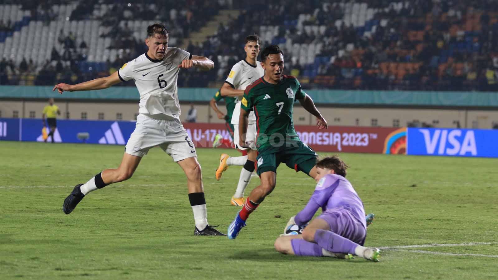 Stiker Timnas Meksiko U-17, Brandon Lomeli kalah cepat dari penjaga gawang Selandia Baru U-17, Matt Foord, pada pertandingan Grup F Piala Dunia U-17 2023 di Stadion Si Jalak Harupat, Kabupaten Bandung, Sabtu (18/11/23). Arif Rahman/INDOSPORT