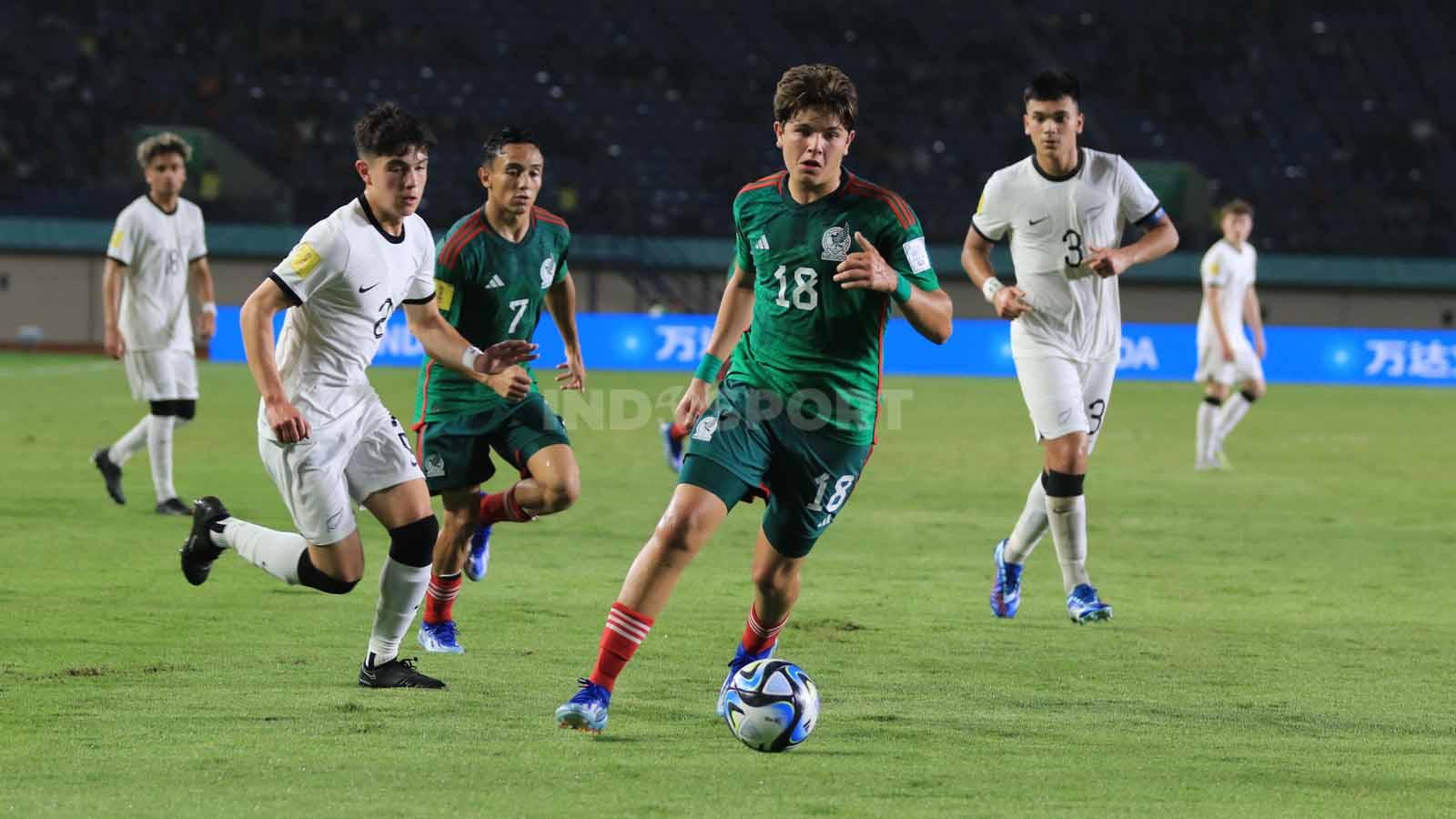 Stiker Timnas Meksiko U-17, Jimenez Tahiel menguasai bola saat menghadapi Selandia Baru U-17, pada pertandingan Grup F Piala Dunia U-17 2023 di Stadion Si Jalak Harupat, Kabupaten Bandung, Sabtu (18/11/23). Arif Rahman/INDOSPORT