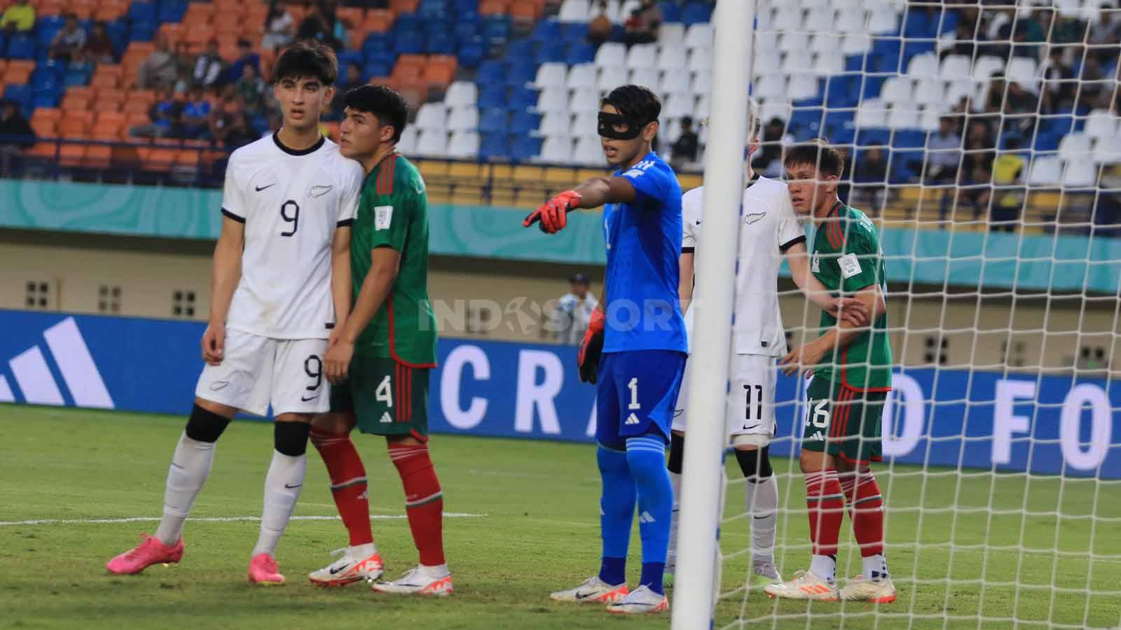 Penjaga gawang Timnas Meksiko U-17, Bedolla memberikan instruksi kepada rekan-rekannya saat menghadapi Selandia Baru U-17, pada pertandingan Grup F Piala Dunia U-17 2023 di Stadion Si Jalak Harupat, Kabupaten Bandung, Sabtu (18/11/23). Arif Rahman/INDOSPORT