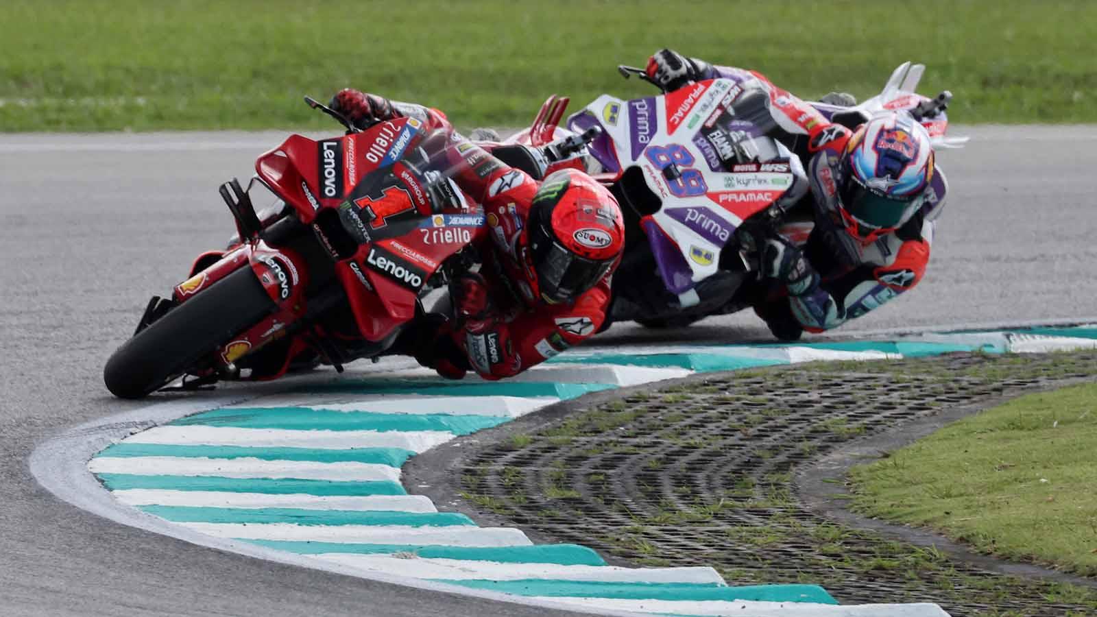 Link live streaming MotoGP Qatar 2023, jadi duel lanjutan Francesco Bagnaia vs Jorge Martin. (Foto: REUTERS/Hasnoor Hussain) - INDOSPORT