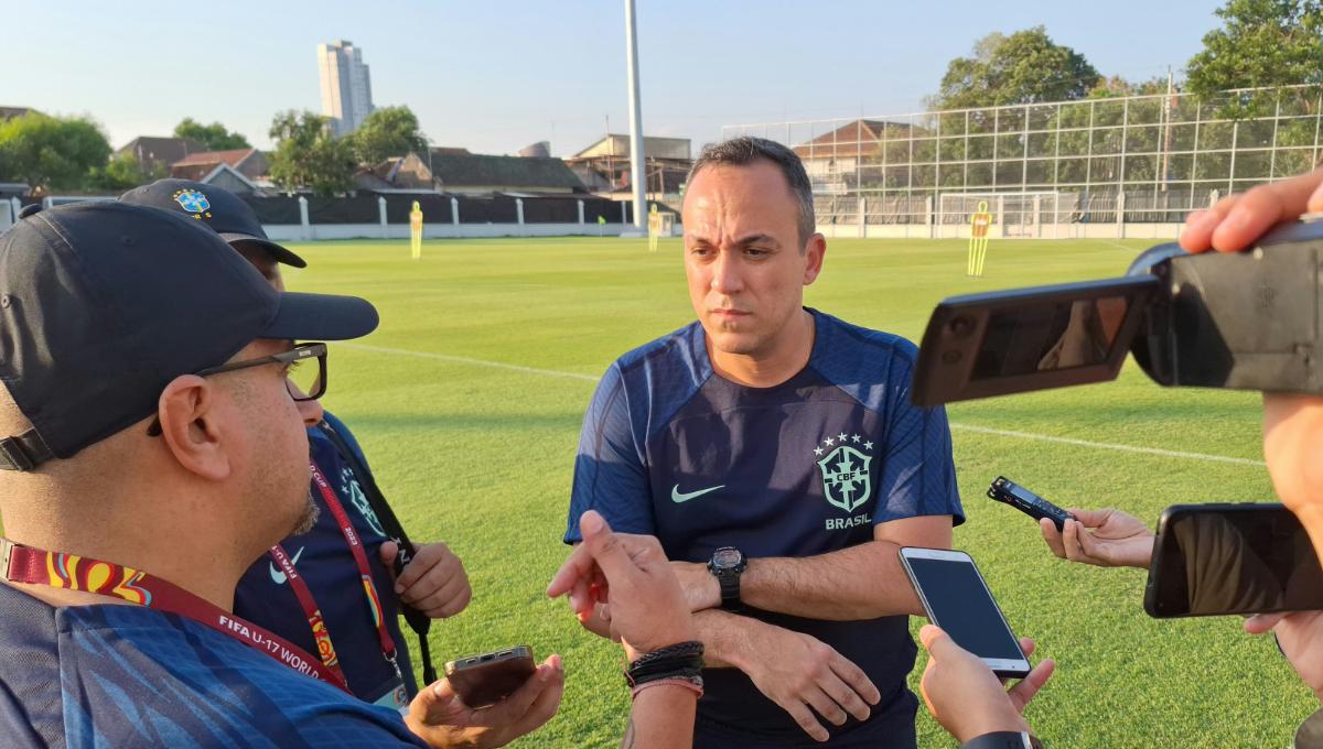 Pelatih Brasil U-17, Philipe Leal, saat mendapat penjelasan dari Fabio Oliveira dalam sesi latihan di Lapangan Sriwaru, Minggu (19/11/23). Foto: Nofik Lukman Hakim