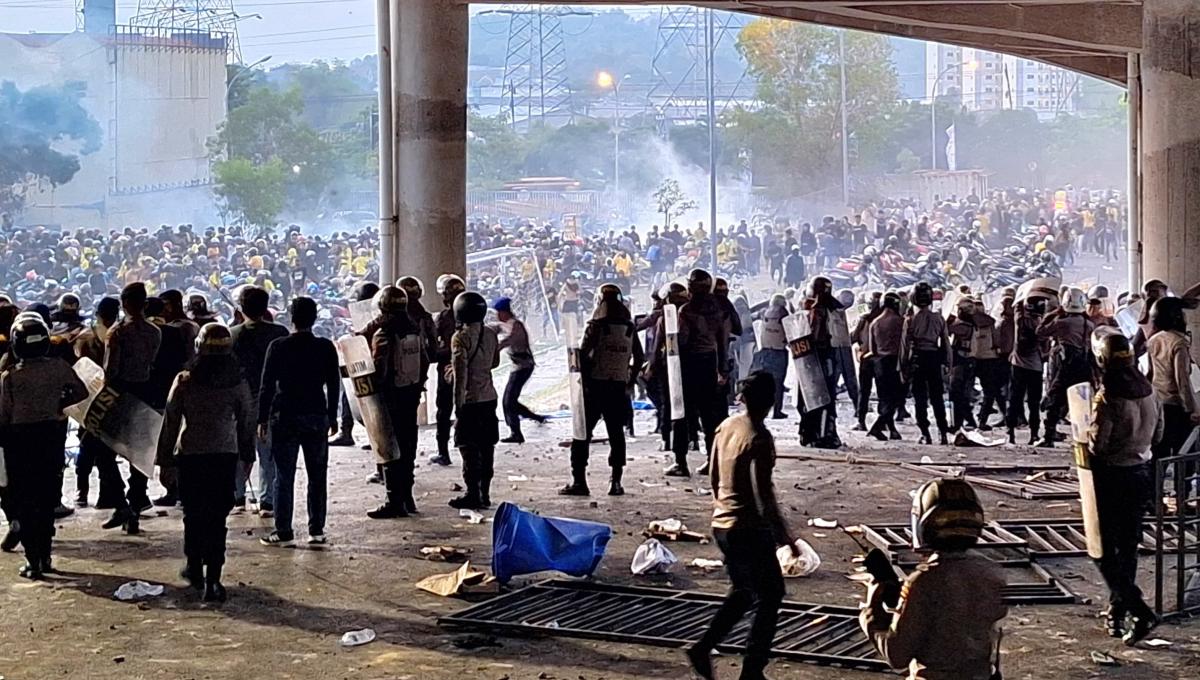 Suasana kerusuhan yang terjadi pascalaga Gresik United vs Deltras FC.