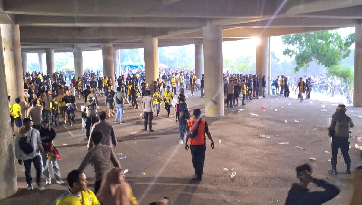 petugas saat menghalau massa suporter yg berusaha merangsek