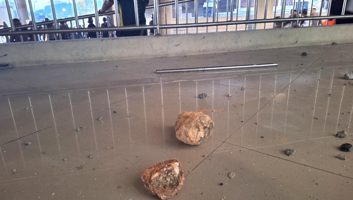 Batu-batu yg dilemparkan saat suporter mengamuk. (Foto: Ian Setiawan/INDOSPORT)