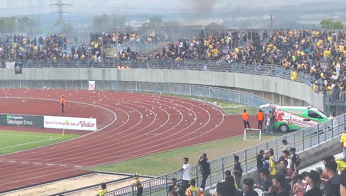 suporter di tribun selatan membakar kertas2 bentuk protes Gresik United kalah dari Deltras