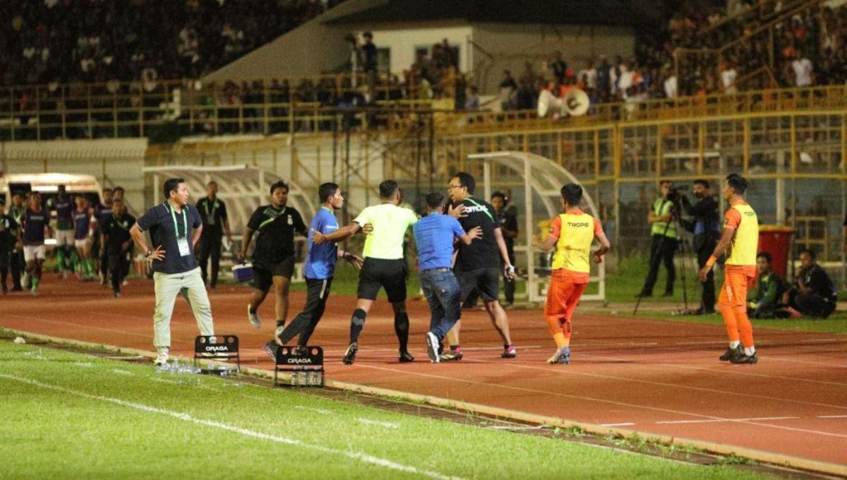 Ofisial PSMS Medan terlihat marah-marah di area bench pemain Persiraja Banda Aceh. Foto: MO Persiraja.