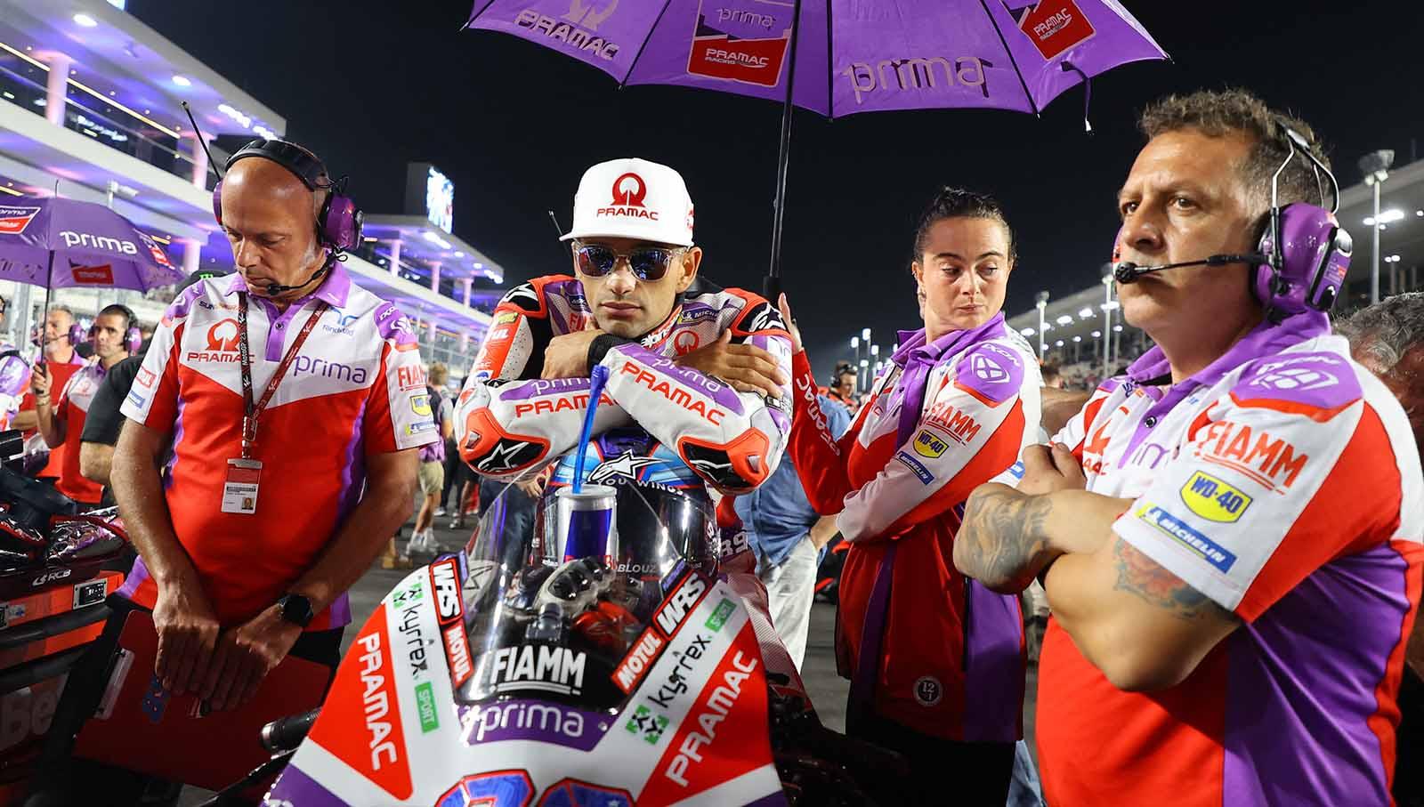 Jorge Martin duduk di grid jelang balapan MotoGP Qatar 2023 di Sirkuit Internasional Lusail, Lusail, Qatar, Minggu (19/11/23). (Foto: REUTERS/Ibraheem Al Omari)
