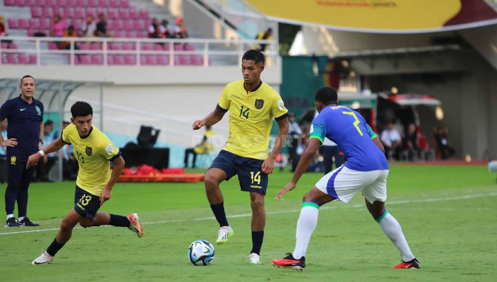 Aksi keren gelandang Ekuador, Issac Sanchez, dalam pertandingan babak 16 besar Piala Dunia U-17 2023 di Stadion Manahan Solo, Senin (20/11/23). (Foto: Nofik Lukman Hakim/INDOSPORT)