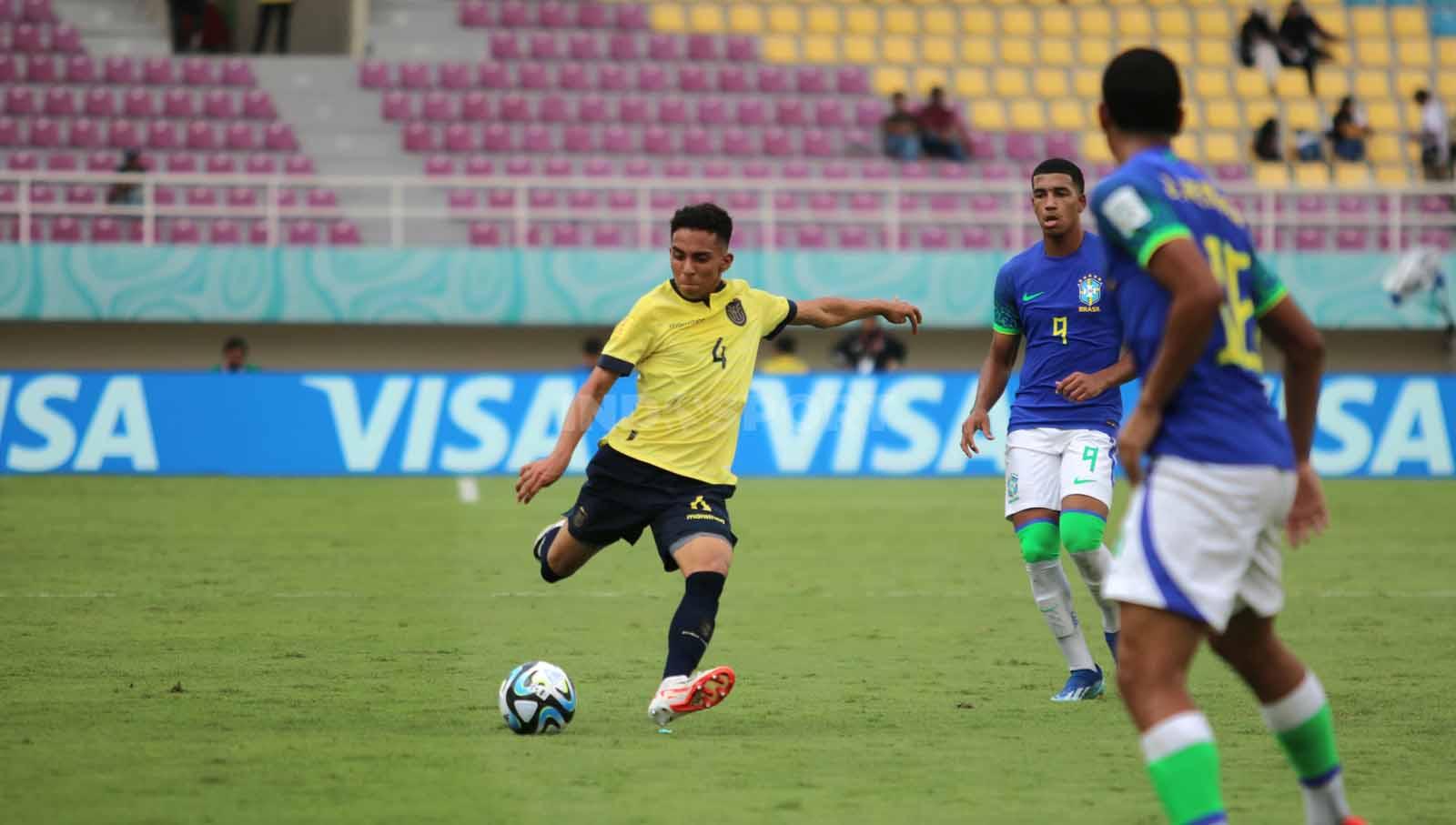Bek Ekuador, Jesus Polo, melepaskan sepakan ke gawang Brasil dalam pertandingan babak 16 besar Piala Dunia U-17 2023 di Stadion Manahan Solo, Senin (20/11/23). (Foto: Nofik Lukman Hakim/INDOSPORT)