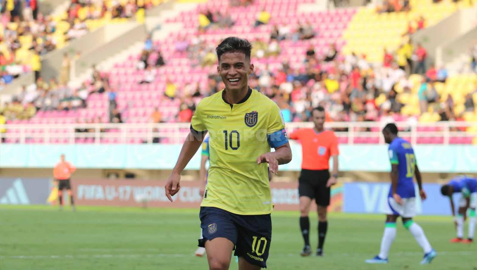 Selebrasi penyerang Ekuador, Michael Bermudez, setelah mencetak gol ke gawang Brasil dalam pertandingan babak 16 besar Piala Dunia U-17 2023 di Stadion Manahan Solo, Senin (20/11/23). (Foto: Nofik Lukman Hakim/INDOSPORT)