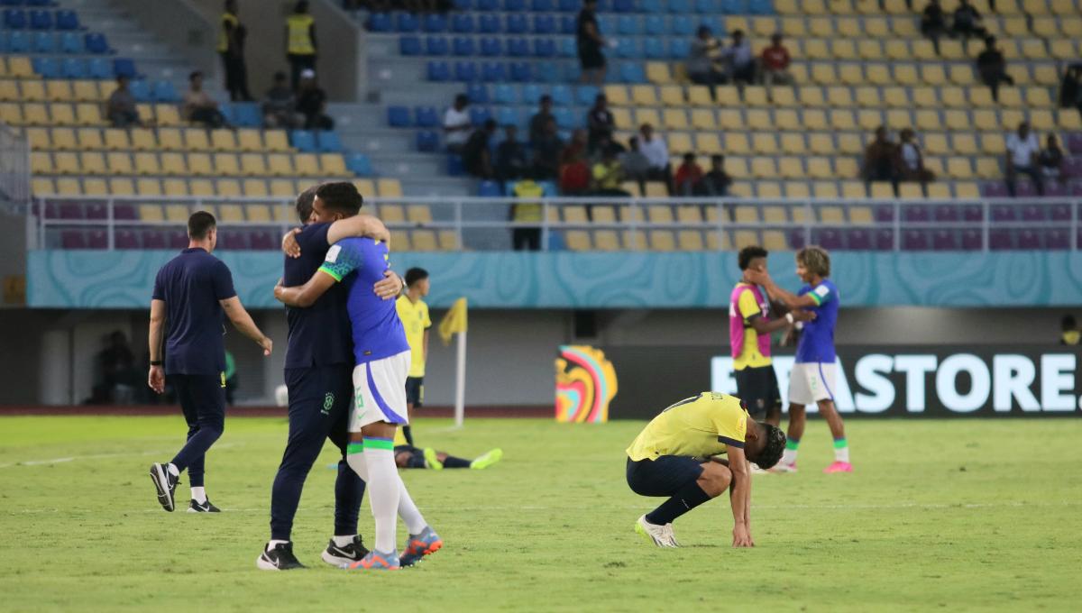 Ekspresi berbeda pemain Brasil dan Ekuador setelah duel di babak 16 besar Piala Dunia U-17 2023 di Stadion Manahan Solo, Senin (20/11/23). Foto: Nofik Lukman Hakim
