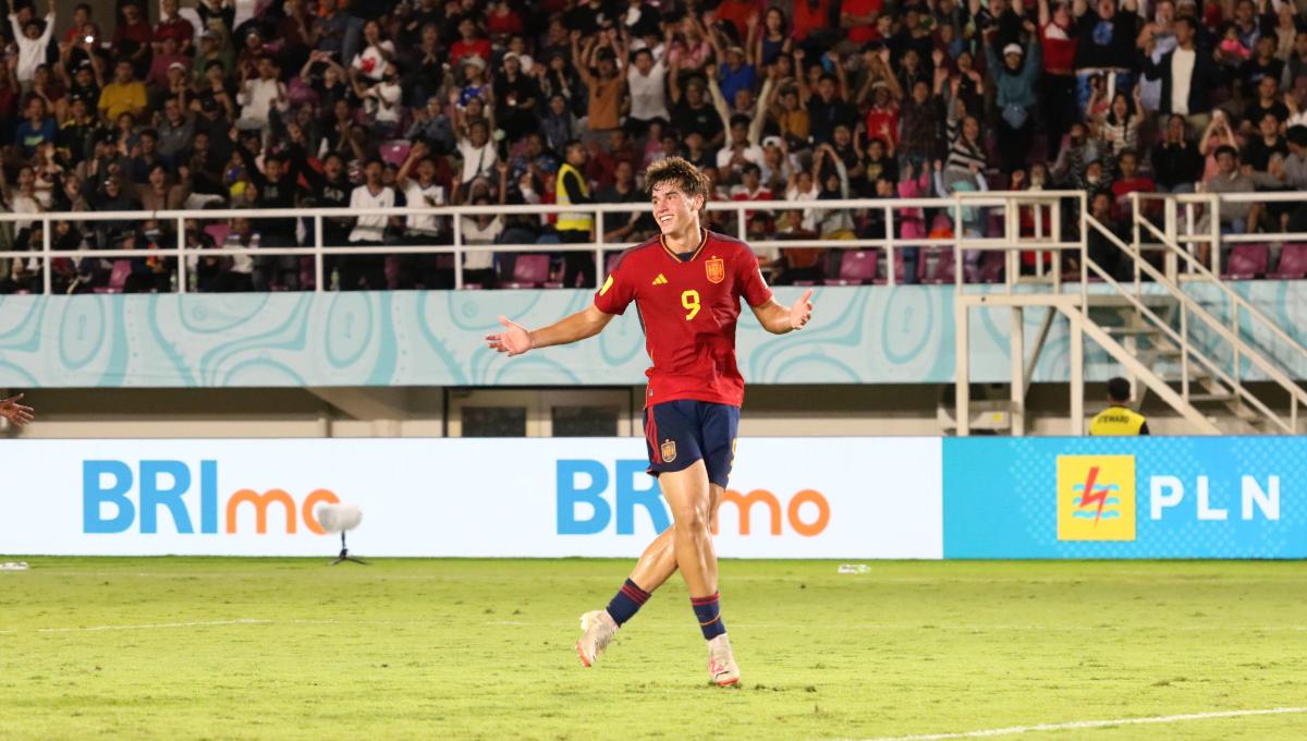 Selebrasi penyerang Spanyol, Marc Guiu, setelah mencetak gol ke gawang Jepang dalam pertandingan babak 16 besar Piala Dunia U-17 2023 di Stadion Manahan Solo, Senin (20/11/23). Foto: Nofik Lukman Hakim