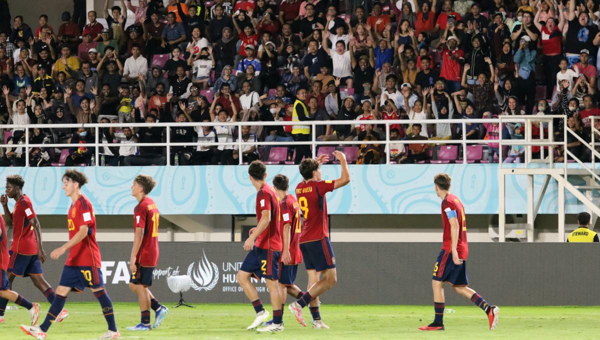 Penyerang Spanyol, Marc Guiu, meminta dukungan penonton setelah mencetak gol ke gawang Jepang dalam pertandingan babak 16 besar Piala Dunia U-17 2023 di Stadion Manahan Solo, Senin (20/11/23). Foto: Nofik Lukman Hakim