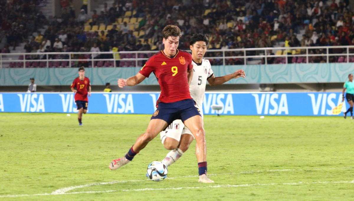 Sepakan penyerang Spanyol, Marc Guiu, yang akhirnya menjadi gol penentu kemenangan atas Jepang dalam pertandingan babak 16 besar Piala Dunia U-17 2023 di Stadion Manahan Solo, Senin (20/11/23). Foto: Nofik Lukman Hakim