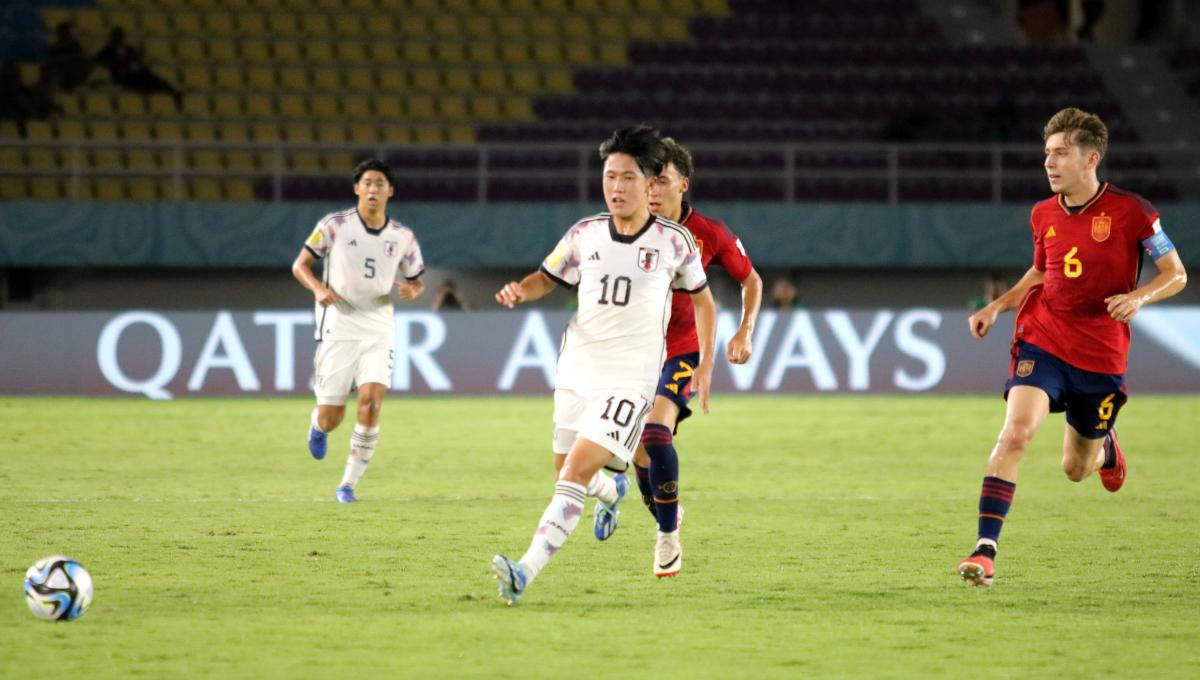 Aksi pemain Jepang, Ryunosuke Sato, menjadi jenderal lapangan saat melawan Spanyol dalam pertandingan babak 16 besar Piala Dunia U-17 2023 di Stadion Manahan Solo, Senin (20/11/23). Foto: Nofik Lukman Hakim