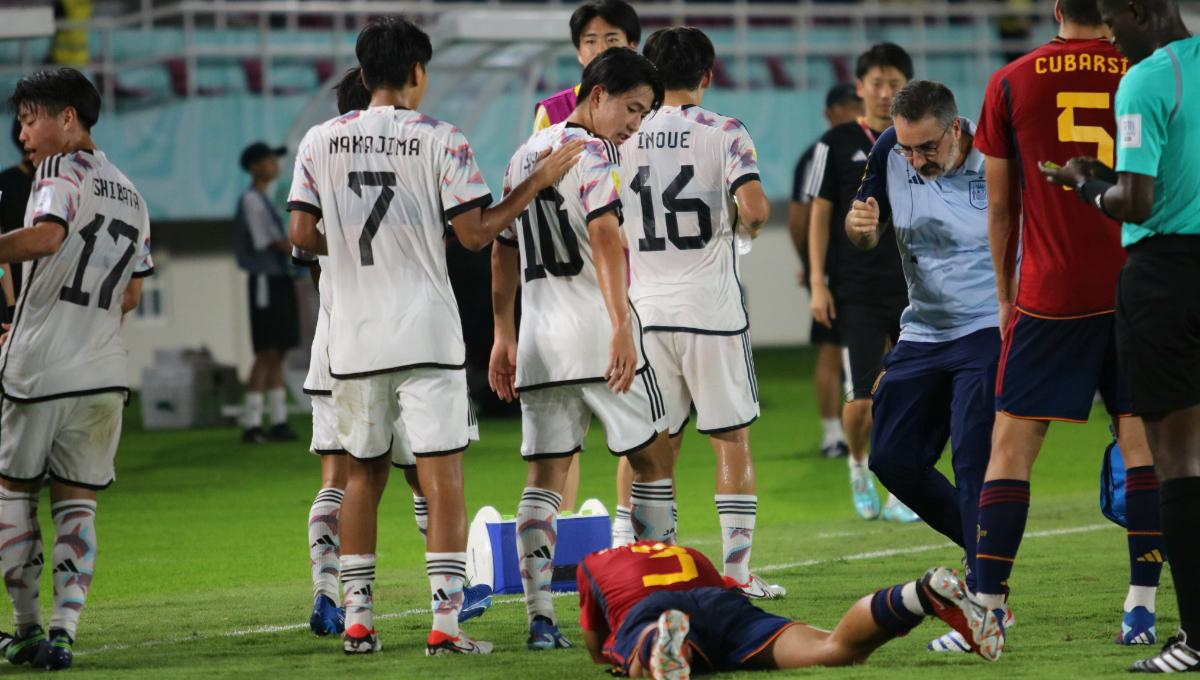 Pemain Jepang, Ryunosuke Sato, saat melihat kondisi bek Spanyol, Dani Munoz, dalam perayaan gol saat pertandingan babak 16 besar Piala Dunia U-17 2023 di Stadion Manahan Solo, Senin (20/11/23). Foto: Nofik Lukman Hakim