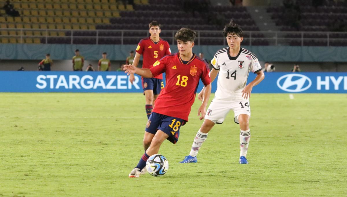 Aksi gelandang Spanyol, Quim Junyent, saat melawan Jepang dalam pertandingan babak 16 besar Piala Dunia U-17 2023 di Stadion Manahan Solo, Senin (20/11/23). Foto: Nofik Lukman Hakim
