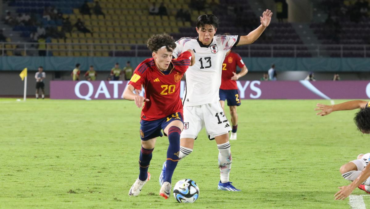 Aksi gelandang Spanyol, Paulo Iago, saat melewati kawalan gelandang Jepang, Yumeki Yoshinaga, dalam pertandingan babak 16 besar Piala Dunia U-17 2023 di Stadion Manahan Solo, Senin (20/11/23). Foto: Nofik Lukman Hakim