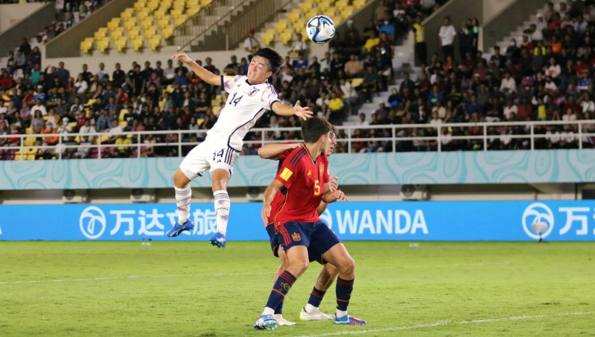 Penyerang Jepang, Gaku Nawata, terlempar saat duel udara dengan bek Spanyol dalam pertandingan babak 16 besar Piala Dunia U-17 2023 di Stadion Manahan Solo, Senin (20/11/23). Foto: Nofik Lukman Hakim