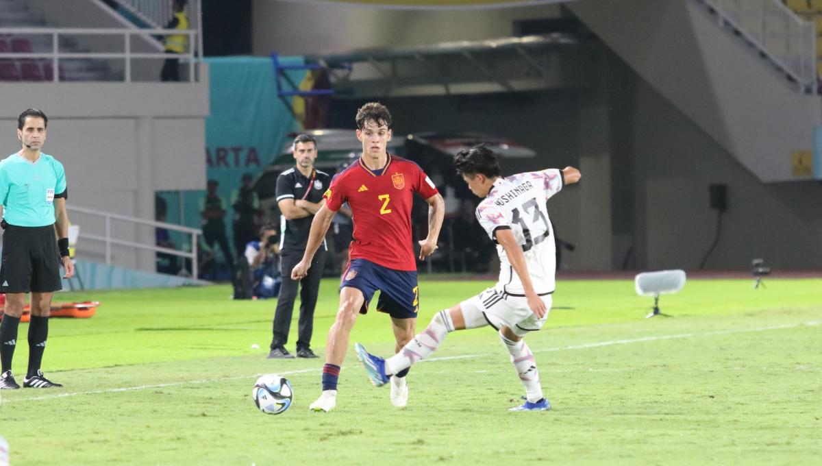 Bek Jepang, Yumeki Yoshinaga, berusaha menghentikan bek Spanyol, Hector Fort, dalam pertandingan babak 16 besar Piala Dunia U-17 2023 di Stadion Manahan Solo, Senin (20/11/23). Foto: Nofik Lukman Hakim