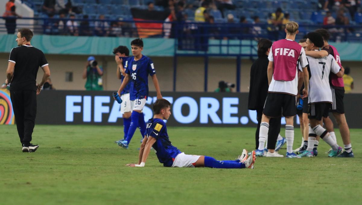 Pemain Timnas Amerika U-17, terduduk lesu usai timnya dikalahkan Jerman U-17 3-2 pada babak 16 besar Piala Dunia U-17 2023 di Stadion Si Jalak Harupat, Kabupaten Bandung, Selasa (21/11/23). (Arif) - INDOSPORT