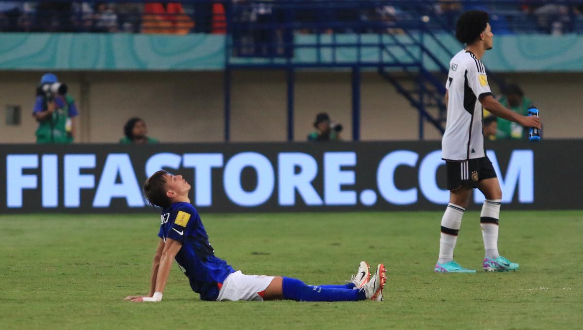 Pemain Timnas Amerika U-17, terduduk lesu usai timnya dikalahkan Jerman U-17 3-2 pada babak 16 besar Piala Dunia U-17 2023 di Stadion Si Jalak Harupat, Kabupaten Bandung, Selasa (21/11/23). (Arif)