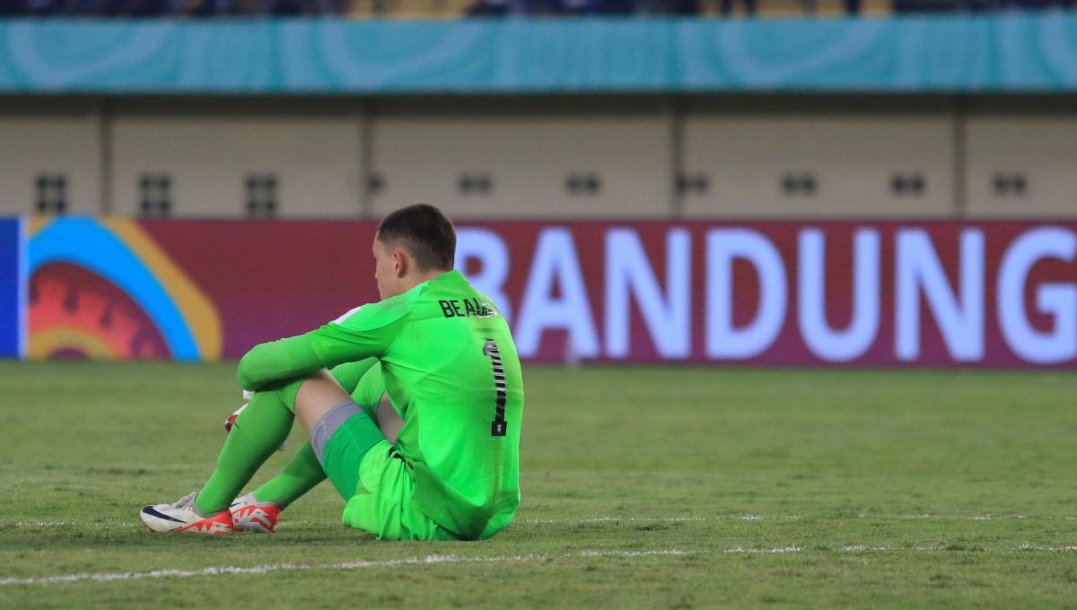 Penjaga gawang Timnas Amerika U-17, Beadury Adam terduduk lesu usai timnya dikalahkan Jerman U-17 3-2 pada babak 16 besar Piala Dunia U-17 2023 di Stadion Si Jalak Harupat, Kabupaten Bandung, Selasa (21/11/23). (Arif)