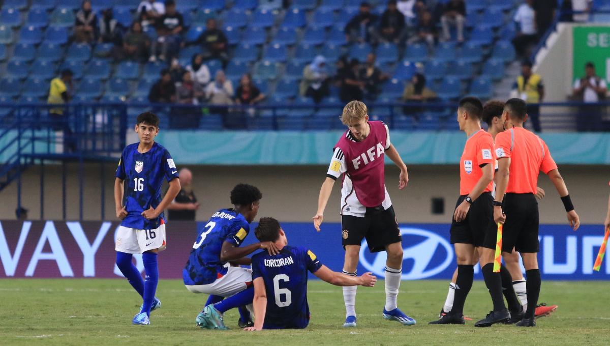 Pemain Timnas Jerman U-17 mencoba membangunkan pemain Amerika U-17, usai pertandingan  babak 16 besar Piala Dunia U-17 2023 di Stadion Si Jalak Harupat, Kabupaten Bandung, Selasa (21/11/23). (Arif)