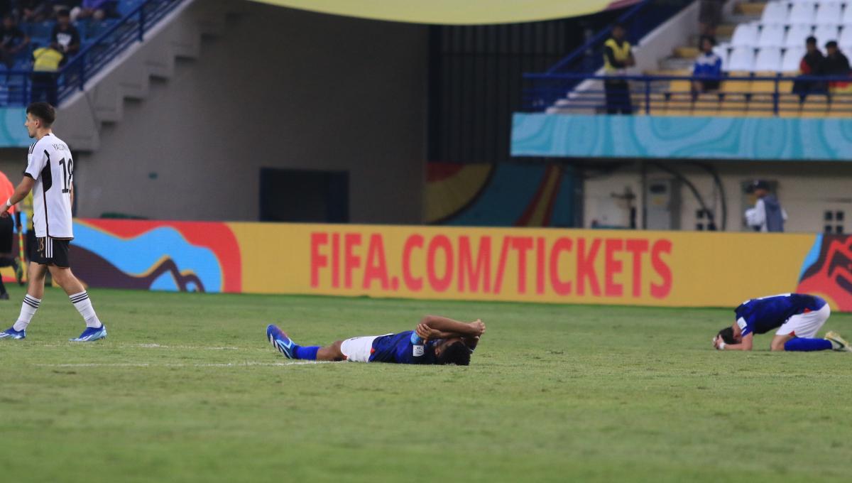 Pemain Timnas Amerika U-17,  terbaring lesu usai timnya dikalahkan Jerman U-17 3-2 pada babak 16 besar Piala Dunia U-17 2023 di Stadion Si Jalak Harupat, Kabupaten Bandung, Selasa (21/11/23). (Arif)