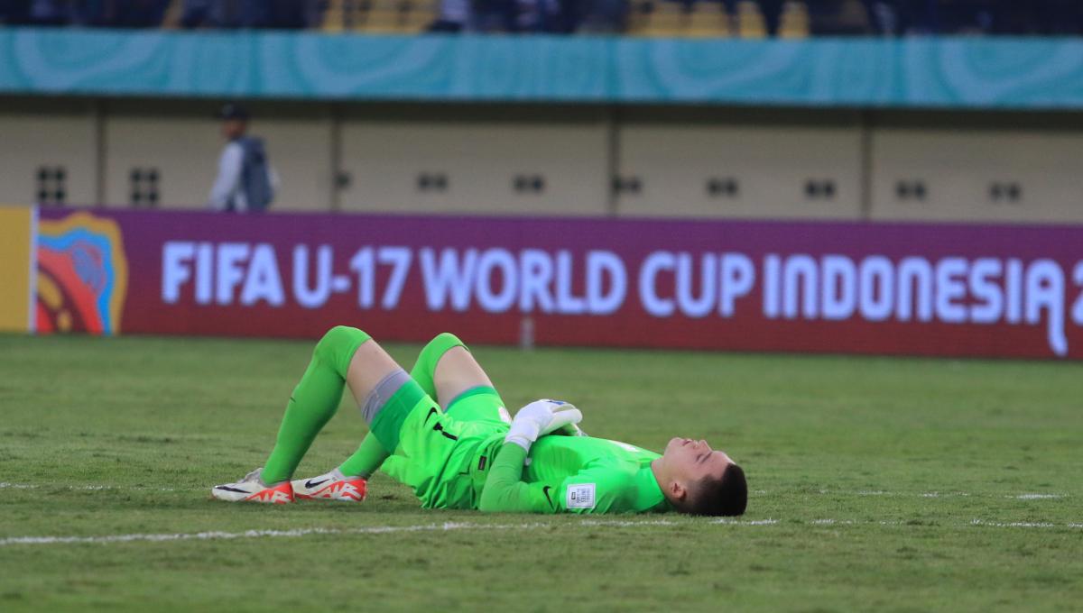 Penjaga gawang Timnas Amerika U-17, Beadury Adam terbaring lesu usai timnya dikalahkan Jerman U-17 3-2 pada babak 16 besar Piala Dunia U-17 2023 di Stadion Si Jalak Harupat, Kabupaten Bandung, Selasa (21/11/23). (Arif)