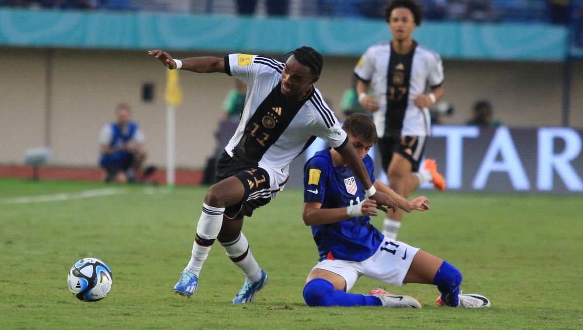 Gelandang Timnas Jerman U-17, Herrmann Charles dikawal ketat pemain Timnas Amerika U-17, Vazquez Davdi pada babak 16 besar Piala Dunia U-17 2023 di Stadion Si Jalak Harupat, Kabupaten Bandung, Selasa (21/11/23). (Arif)