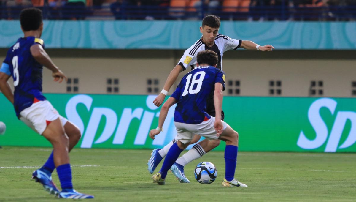 Gelandang Timnas Jerman U-17, Bilal dikawal bek Timnas Amerika U-17, Aiden pada babak 16 besar Piala Dunia U-17 2023 di Stadion Si Jalak Harupat, Kabupaten Bandung, Selasa (21/11/23). (Arif)