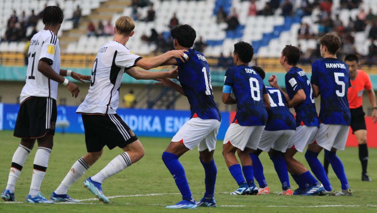 Pemain Timnas Jerman U-17, dikawal ketat pemain Timnas Amerika U-17, pada babak 16 besar Piala Dunia U-17 2023 di Stadion Si Jalak Harupat, Kabupaten Bandung, Selasa (21/11/23). (Arif)