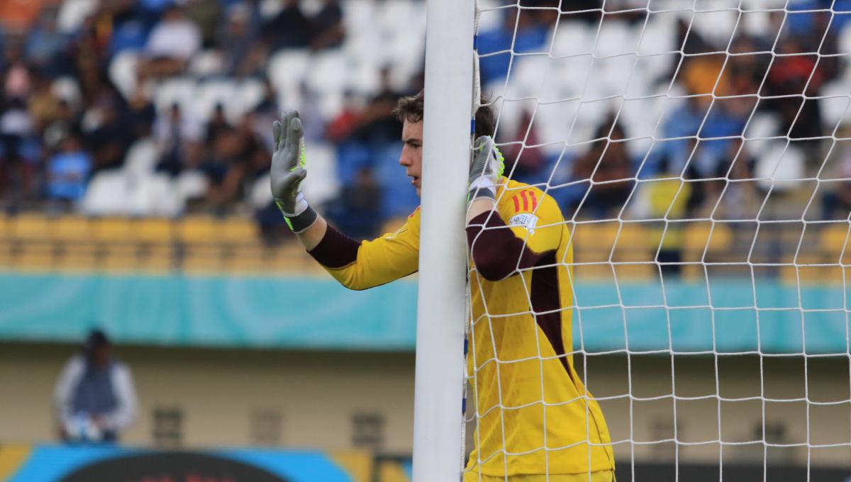 Kiper Timnas Jerman U-17, Schmitt Max memberikan instruksi saat menghadapi Timnas Amerika U-17, pada babak 16 besar Piala Dunia U-17 2023 di Stadion Si Jalak Harupat, Kabupaten Bandung, Selasa (21/11/23). (Arif)