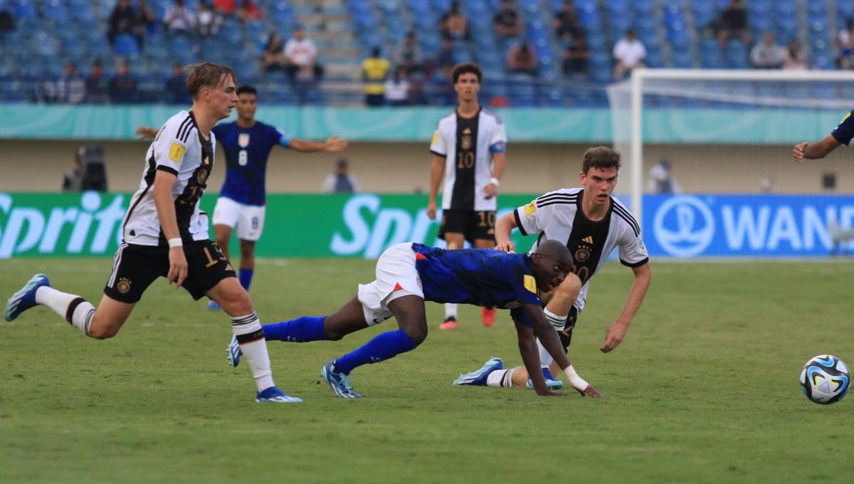 Striker Timnas Amerika U-17, Nimfasha Berchimas terjatuh usai dijegal pemain Timnas Jerman pada babak 16 besar Piala Dunia U-17 2023 di Stadion Si Jalak Harupat, Kabupaten Bandung, Selasa (21/11/23). (Arif)